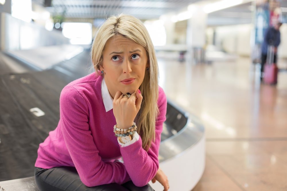ดูแลกระเป๋าเดินทาง,Frustrated woman lost her luggage,lost luggage