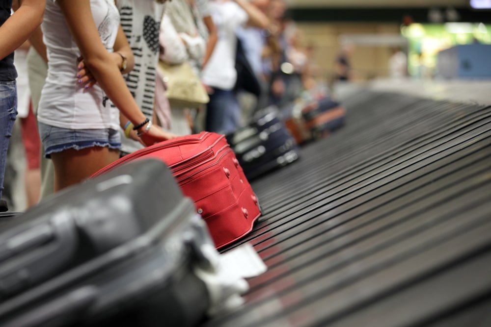 ดูแลกระเป๋าเดินทาง,Suitcase on luggage conveyor belt,luggage