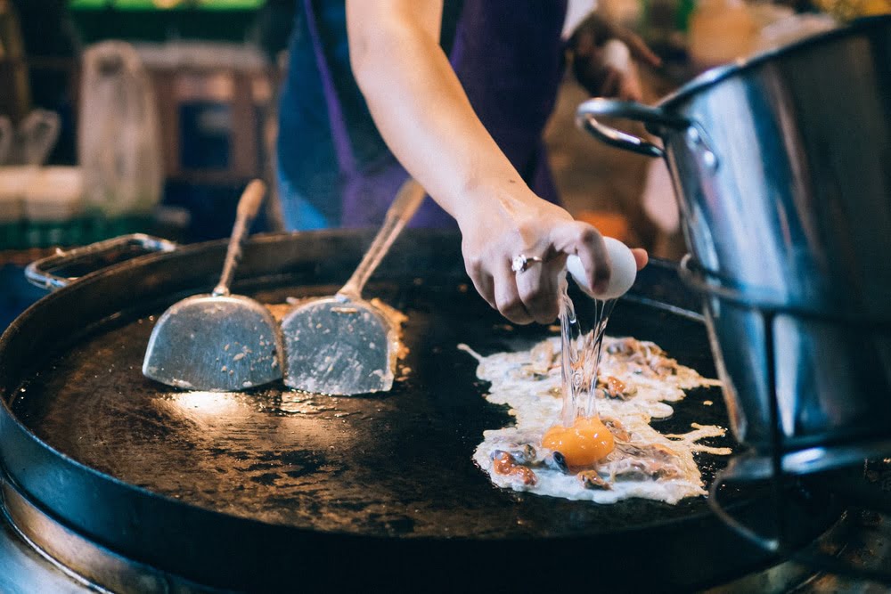 chef breaking eggs,สตรีทฟู้ด