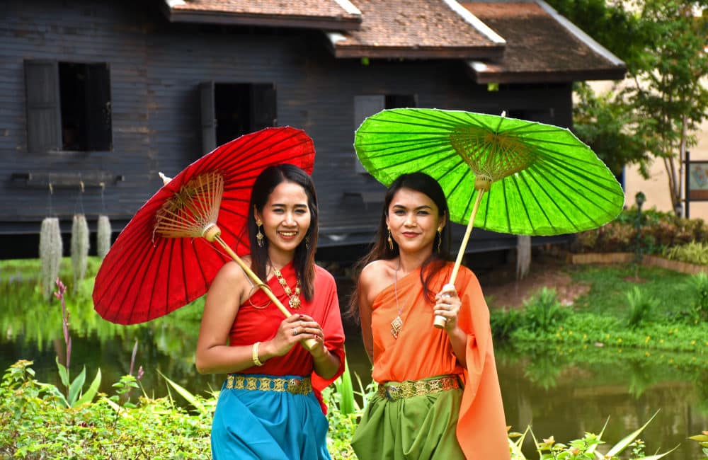 Thai girls in traditional Thai