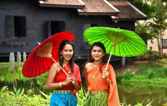 Thai girls in traditional Thai