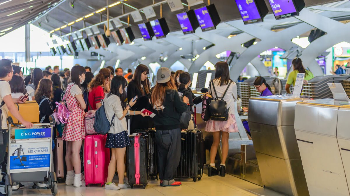 Traveling millions of people. Таиланд Суварнабхуми очереди. Стойка регистрации айр Азия Суварнабхуми. Thongsuphan Gold*Suvarnabhumi Magic.